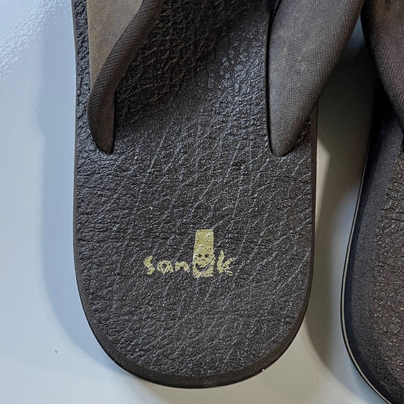 Sanuk Men's Brown Flip Flops - Picture 5 of 7